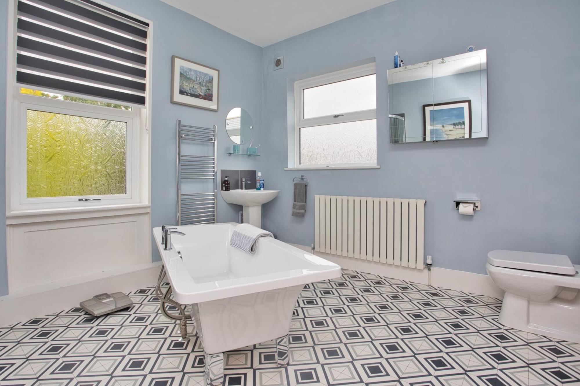 Spacious Seaside Escape In The Heart Of Deal, 4 Mins From The Beach Exterior photo