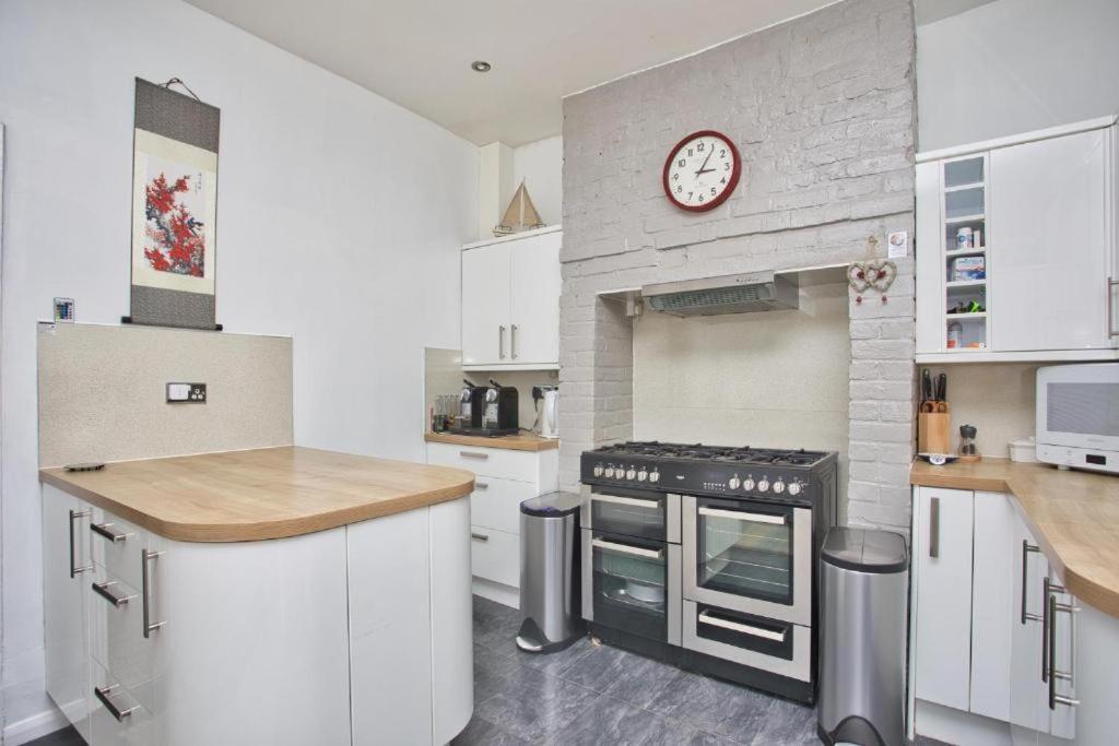 Spacious Seaside Escape In The Heart Of Deal, 4 Mins From The Beach Exterior photo