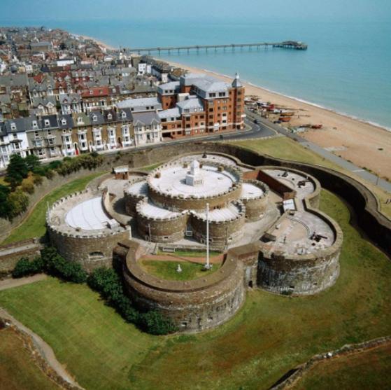 Spacious Seaside Escape In The Heart Of Deal, 4 Mins From The Beach Exterior photo